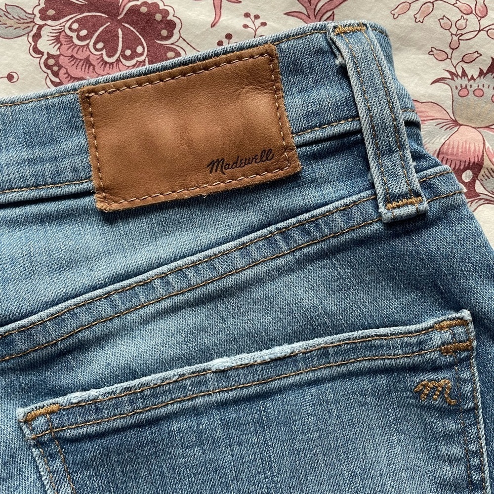 Madewell 9" High Rise Skinny Jeans in Ontario Wash: Distressed Hem‎ Edition 27 - Picture 10 of 16